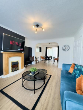 Rooms Near Me - Highly Rated! Luxury 3BR Entire House, Private Double Driveway & Garden, Worcester, Near Main Hospital Easy Access to M5 J6 & City Centre